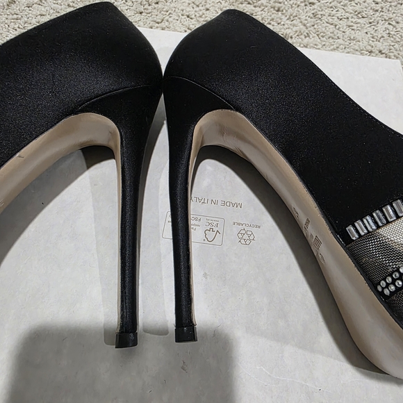 Valentino Garavani Chic Black Peep-Toe Heels with Bow - Picture 6 of 12